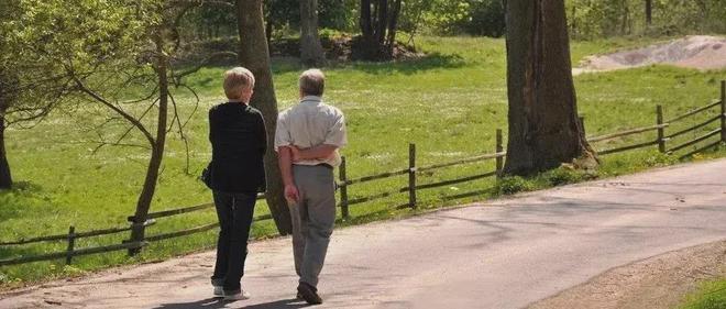 人到晚年才明白如果儿媳或女婿很少上门说明了3个家庭问题